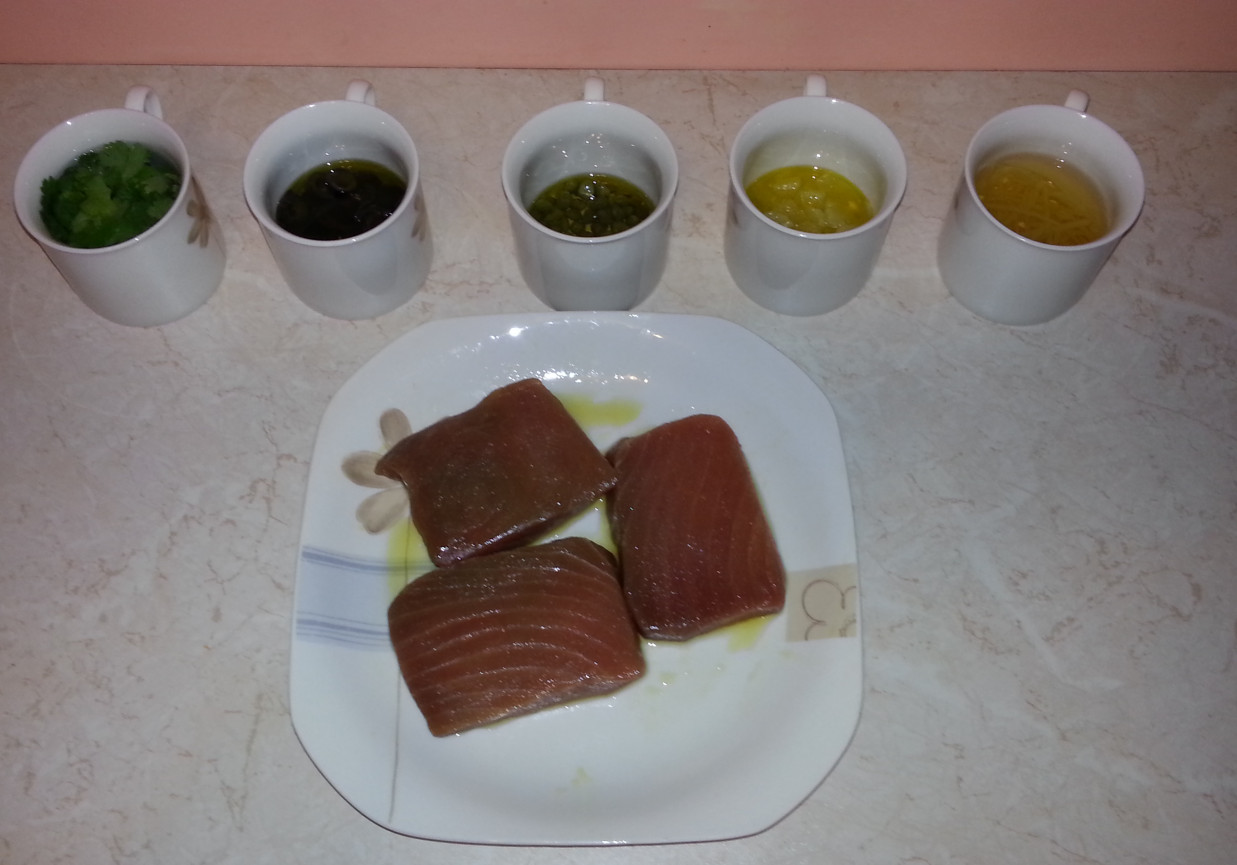 Grillowany tuńczyk z cytryną, kaparami i czarnymi oliwkami foto