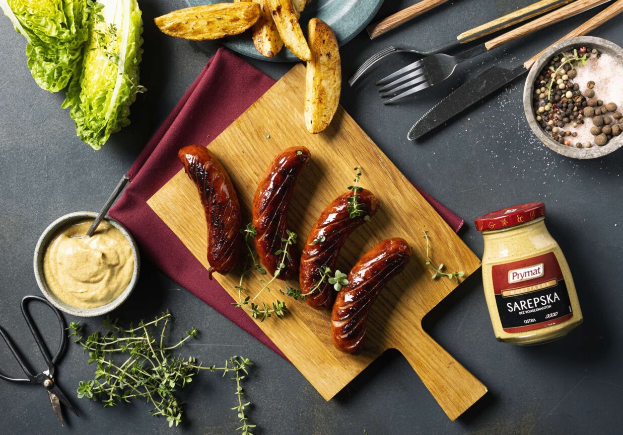 Grillowana kiełbasa śląska z ziemniaczanymi półksiężycami foto