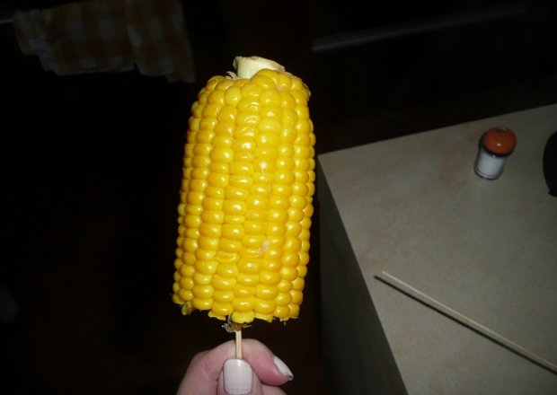 Fotografia przedstawiająca grilowana kukurydza