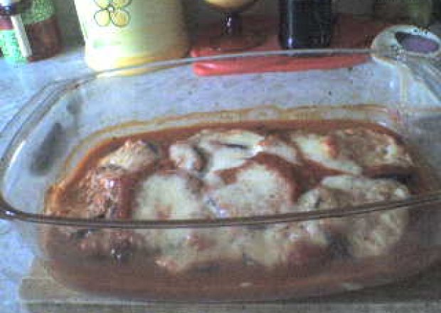 Fotografia przedstawiająca Grilowany bakłażan w sosie pomidorowym
