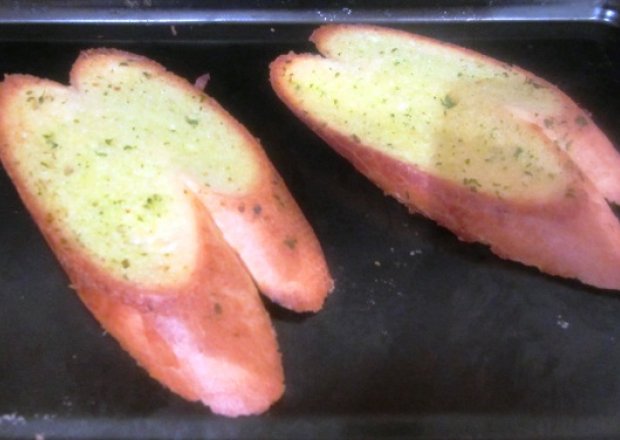 Fotografia przedstawiająca Grilowany chleb z maslem czosnkowym i ziolami