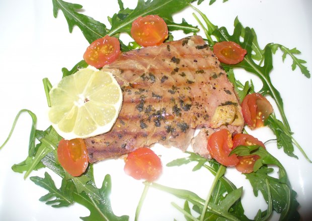 Fotografia przedstawiająca Grilowany stek z tuńczyka z natką i czosnkiem