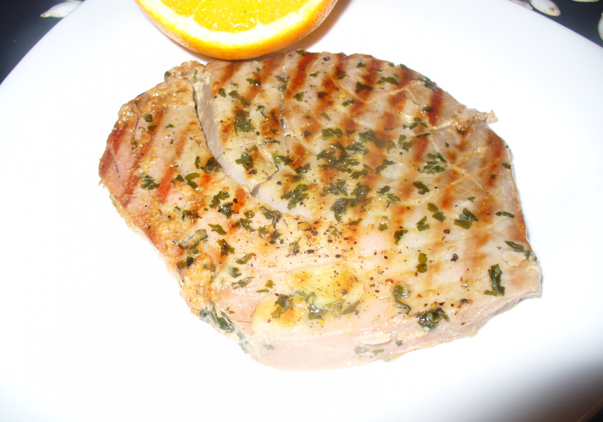 Grilowany stek z tuńczyka z natką i czosnkiem  foto