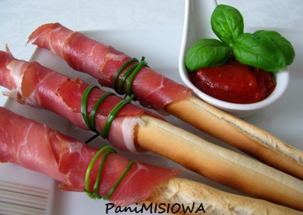 Fotografia przedstawiająca Grissini z prosciutto i sosem pomidorowym