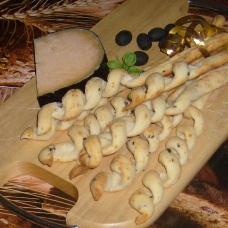 Krok 6 - GRISSINI Z SEREM I OLIWKAMI-KARNAWAŁOWE SERPENTYNKI foto