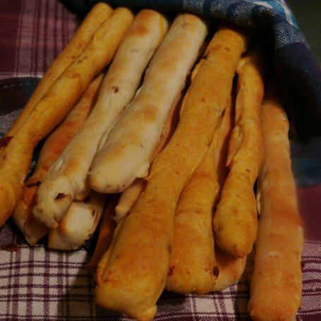 Krok 13 - Grissini z suszonymi pomidorami lub cebulką zapiekaną foto