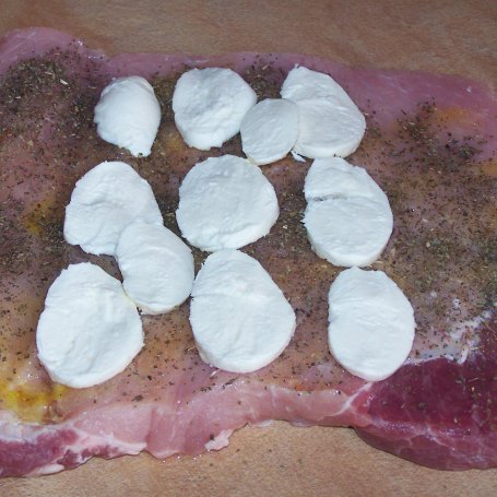 Krok 4 - Groszek z mozzarellą, czyli pieczony schab z "wkładką"... :) foto