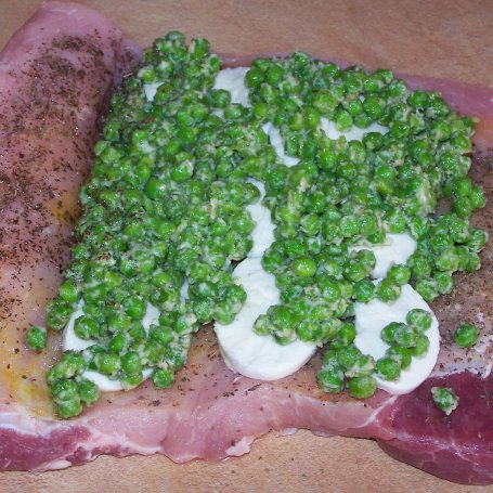 Krok 5 - Groszek z mozzarellą, czyli pieczony schab z "wkładką"... :) foto