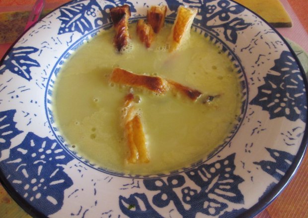 Fotografia przedstawiająca Groszkowa zupa kremowa