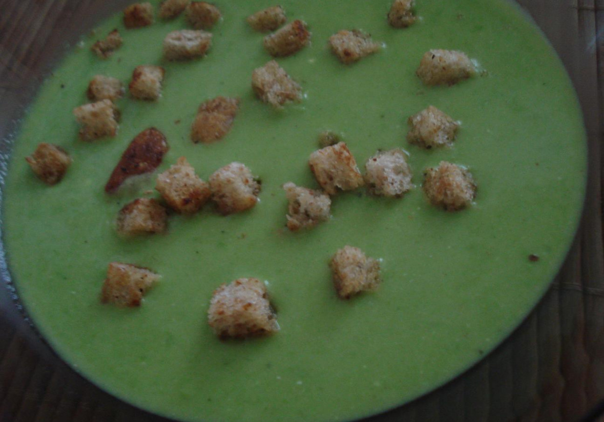 Groszkowa zupa z fetą i grzankami foto