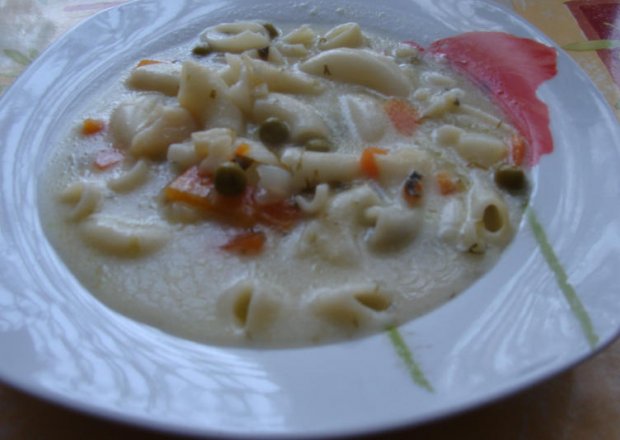 Fotografia przedstawiająca groszkowa zupa z makaronem