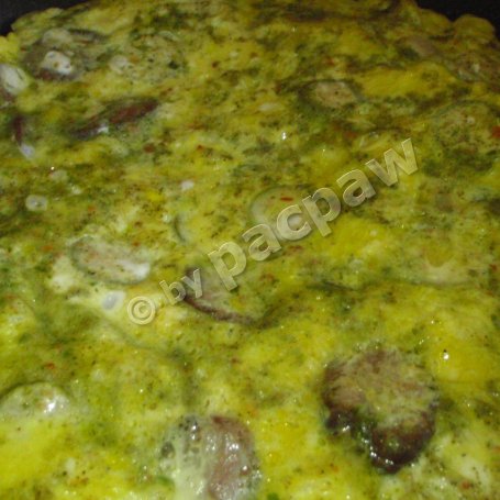Krok 4 - Gruby omlet z łososiową, suchą oraz kaparami foto