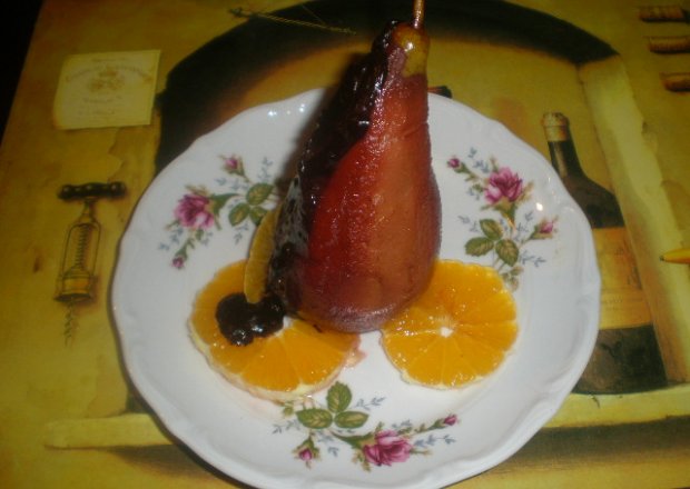 Fotografia przedstawiająca Gruszka na gorąca z pomarańczami i polewą czekoladową