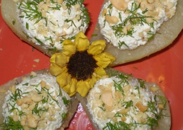 Fotografia przedstawiająca Gruszki faszerowane                    serem pleśniowym :
