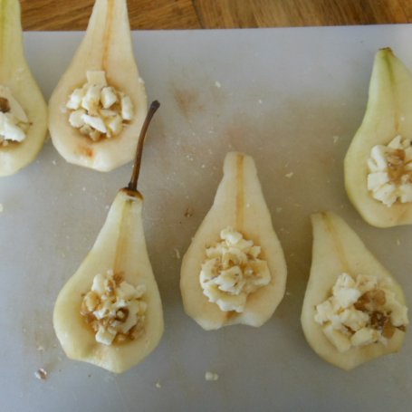Krok 2 - Gruszki nadziewane serem camembert w szynce parmeńskiej foto