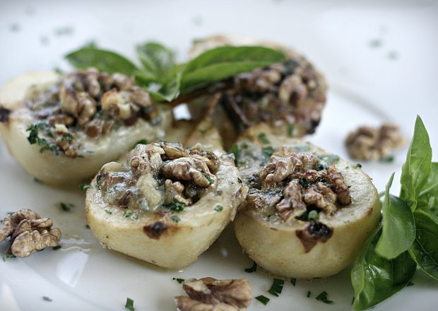 Fotografia przedstawiająca Gruszki pieczone z gorgonzolą i orzechami włoskimi