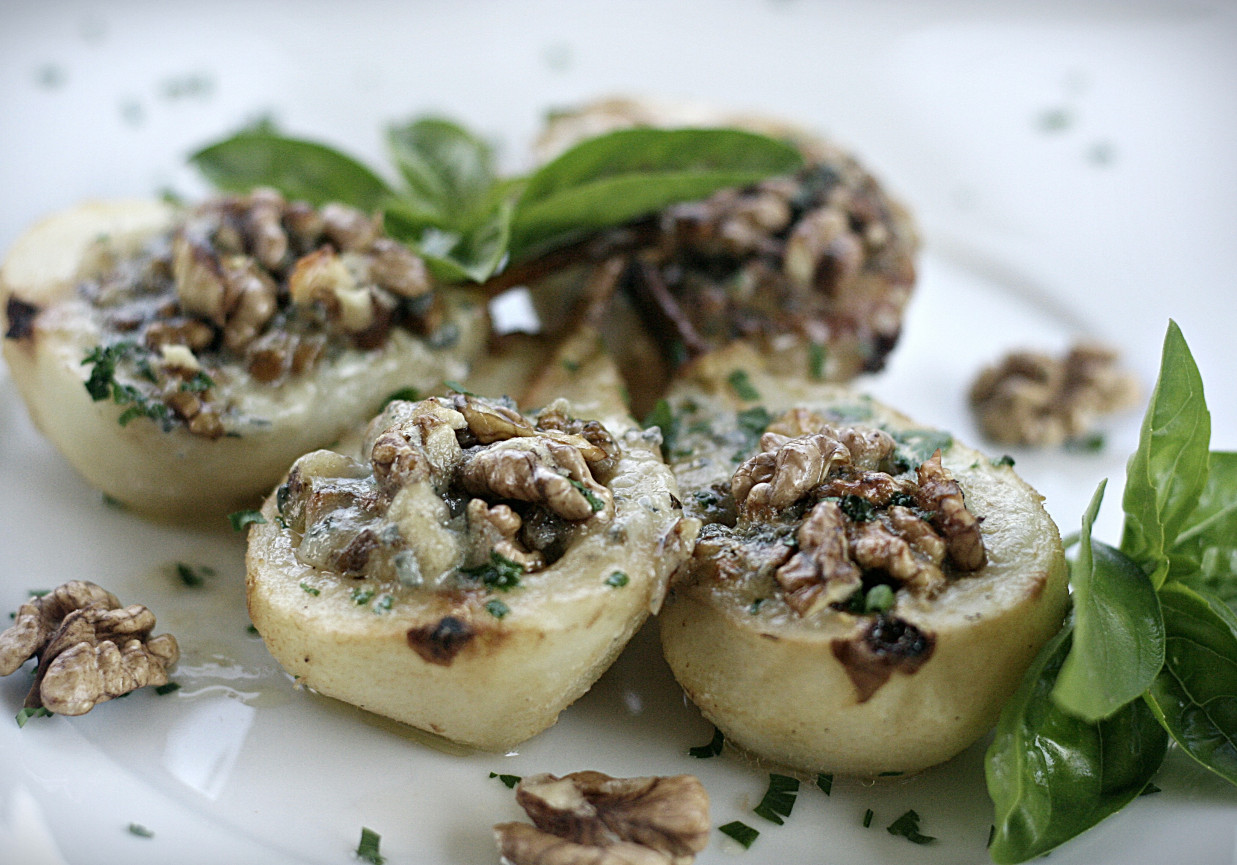 Gruszki pieczone z gorgonzolą i orzechami włoskimi foto