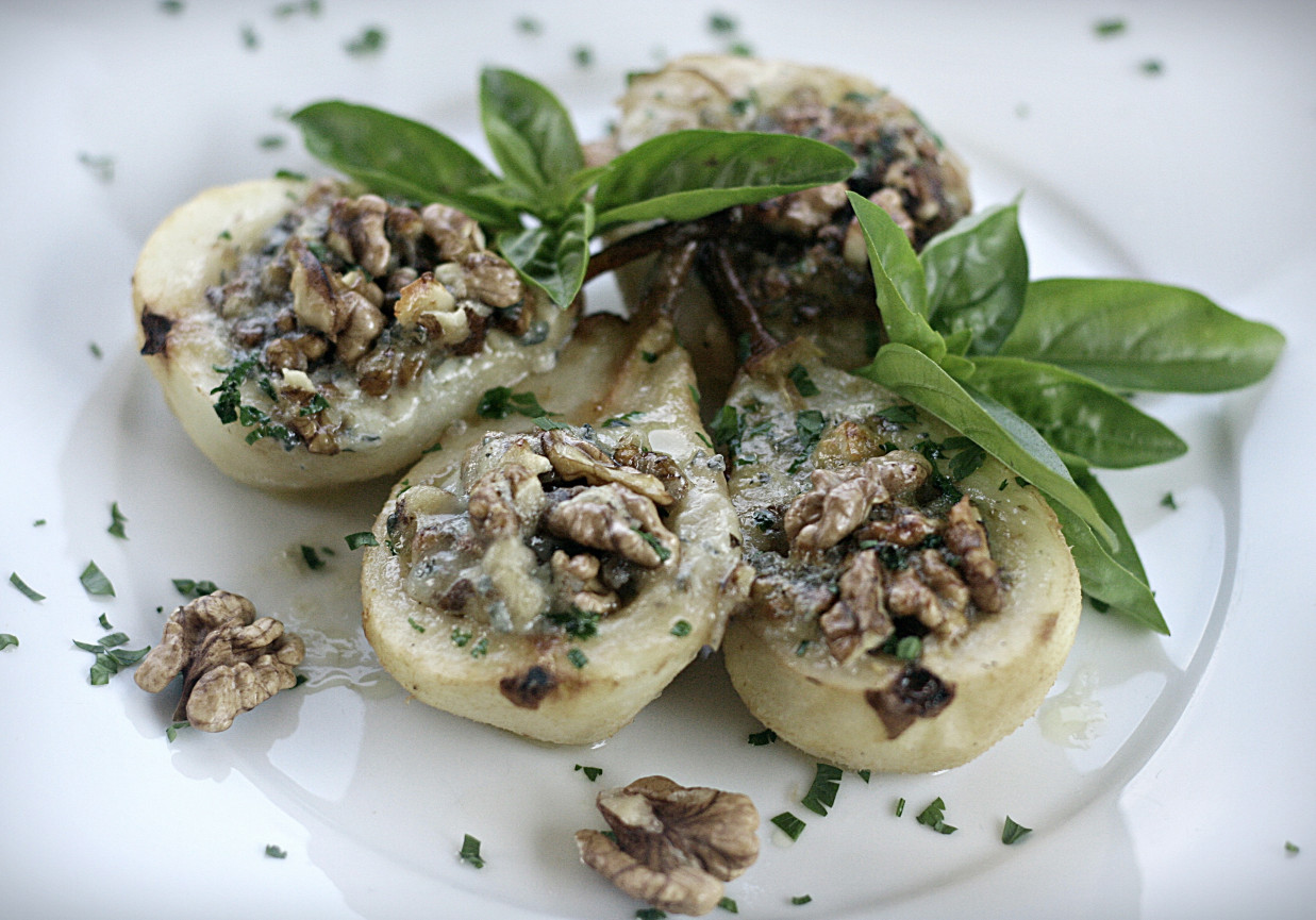 Gruszki pieczone z gorgonzolą i orzechami włoskimi foto
