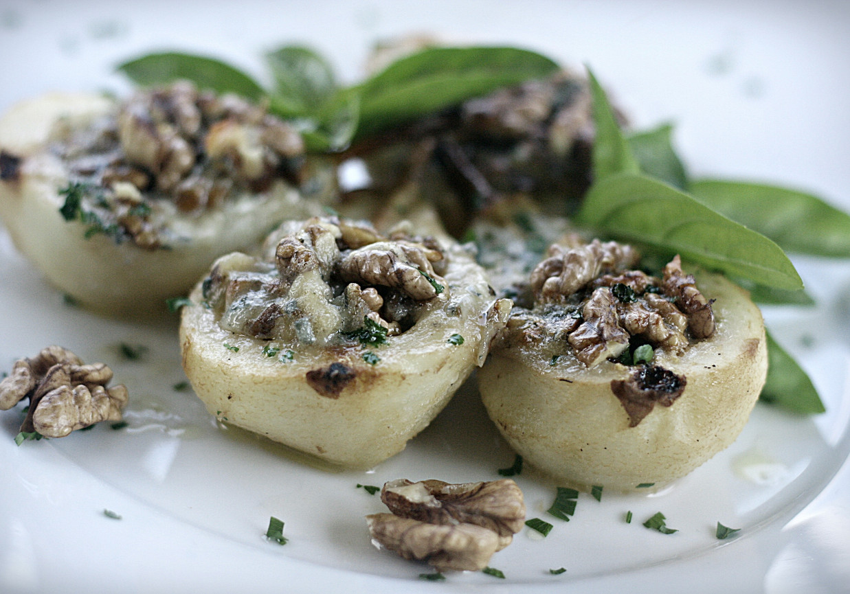 Gruszki pieczone z gorgonzolą i orzechami włoskimi foto