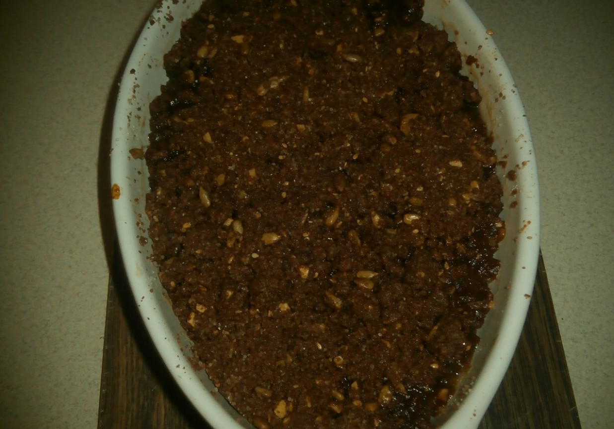 Gruszki pod kakaową kruszonką z musli. foto