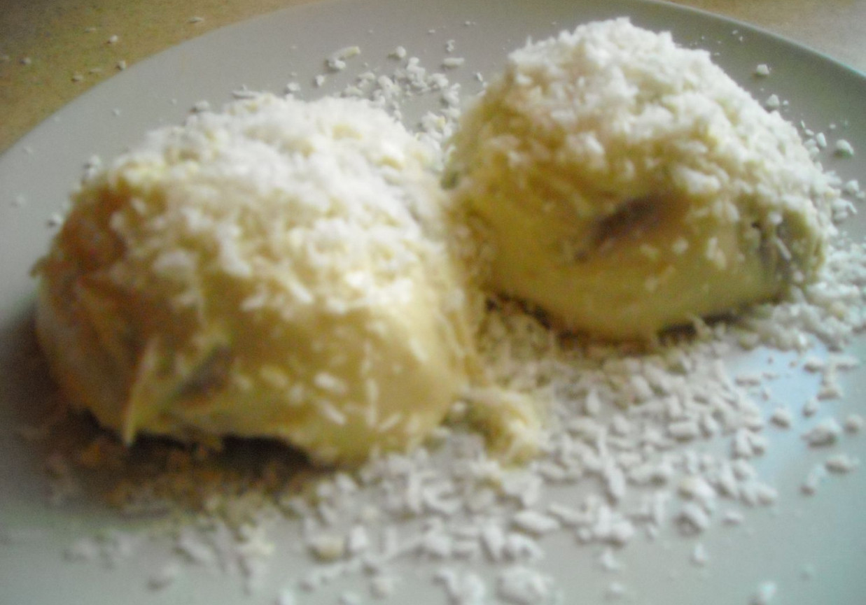 Gruszki w białej czekoladzie z wiórkami kokosowymi. foto
