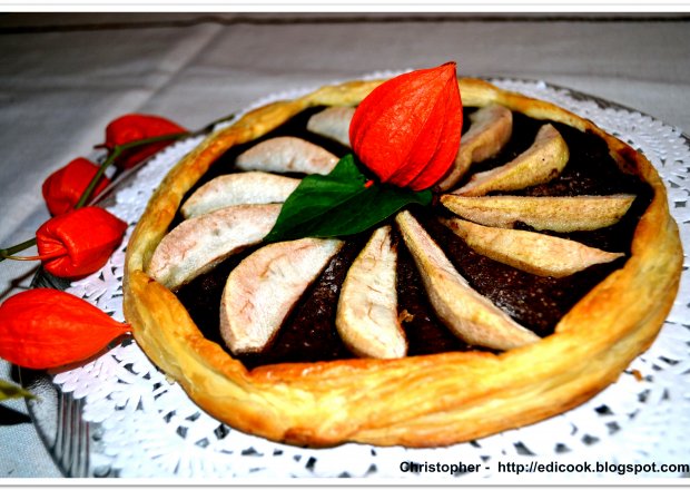 Fotografia przedstawiająca Gruszki w czekoladzie z orzechami na cieście francuskim