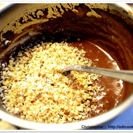 Krok 2 - Gruszki w czekoladzie z orzechami na cieście francuskim foto