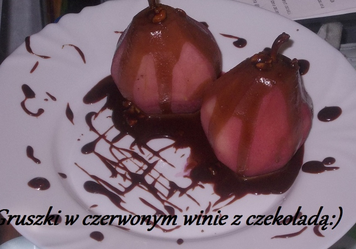 Gruszki w czerwonym winie polane czekoladą foto