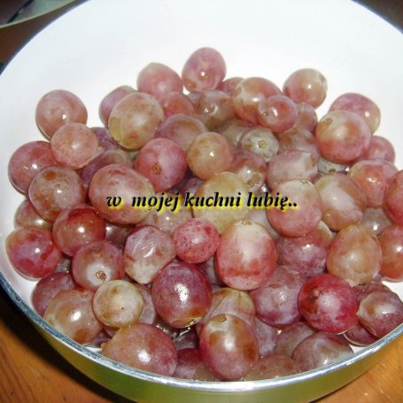 Krok 1 - gruszki w soku z winogron na ciastkach zbożowych z bitą galaretkową śmietaną... foto