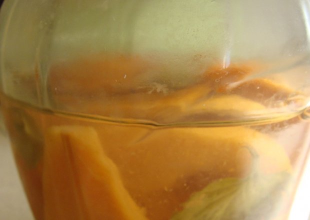 Fotografia przedstawiająca gruszki w sypopie z miętą