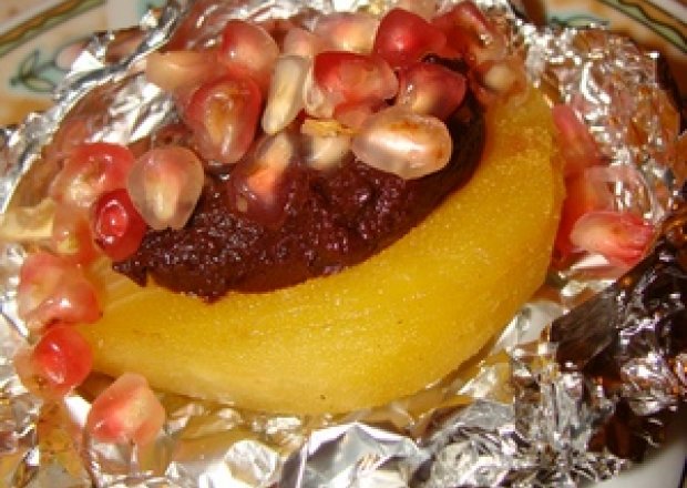 Fotografia przedstawiająca Gruszki z kremem czekoladowym i granatem