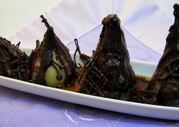 Fotografia przedstawiająca Gruszki z żurawiną, rumem i czekoladą