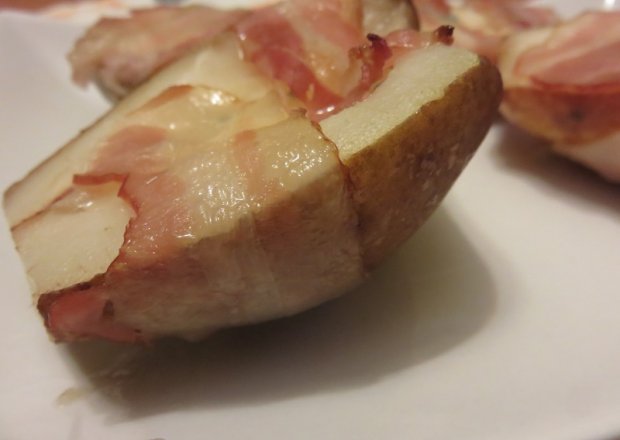 Fotografia przedstawiająca gruszki zapiekane z serem pleśniowym