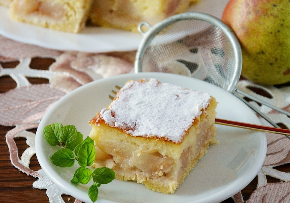 Gruszkowiec - ciasto z gruszkami i masą budyniowo-jajeczną foto
