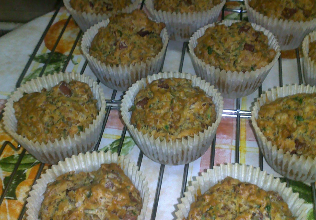 Gryczane muffinki z boczkiem i zieleniną foto