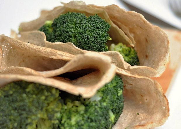 Fotografia przedstawiająca Gryczane naleśniki z brokułem i fetą