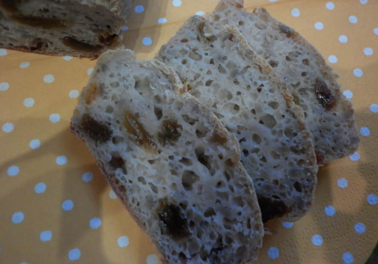 Gryczany chlebek na kefirze z rodzynkami królewskimi. foto