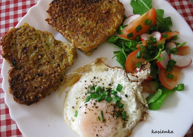 Fotografia przedstawiająca Gryczno-ziemniaczano-cebulowe serca z sadzonym jajkiem i surówką