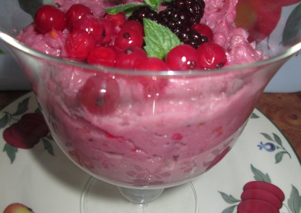 Fotografia przedstawiająca Grysikowy deser z owocami