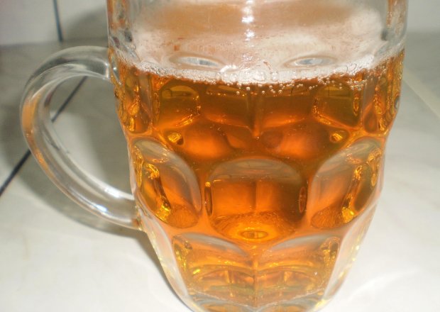 Fotografia przedstawiająca Grzane piwo z miodem i cynamonem