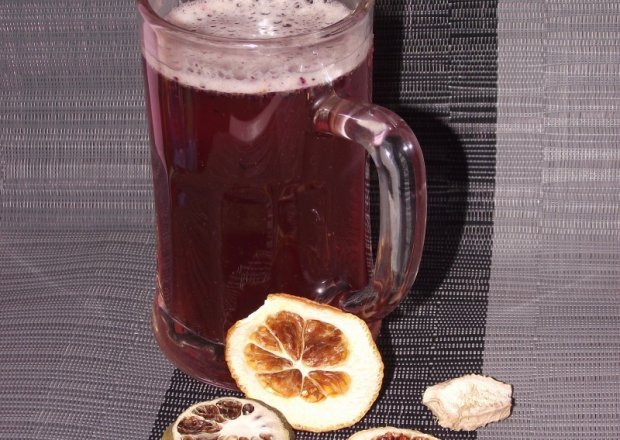 Fotografia przedstawiająca Grzane piwo z pomarańczą