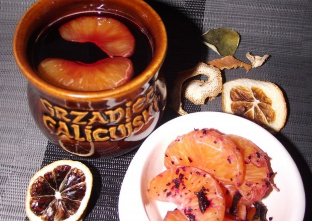 Fotografia przedstawiająca Grzane wino mandarynkowo - malinowe