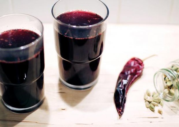Fotografia przedstawiająca Grzane wino z kardamonem i chilli