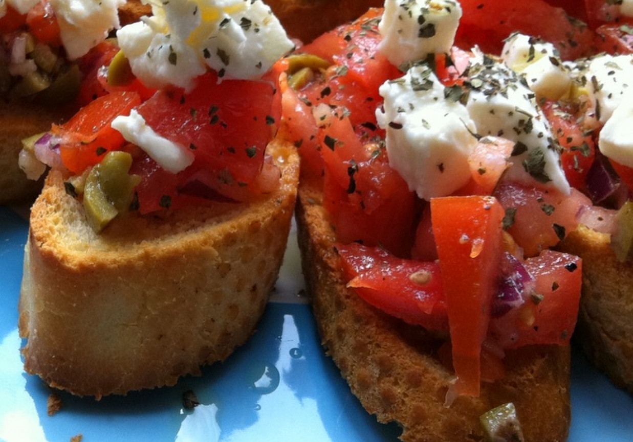 Grzaneczki z pomidorową salsą i mozarellą foto