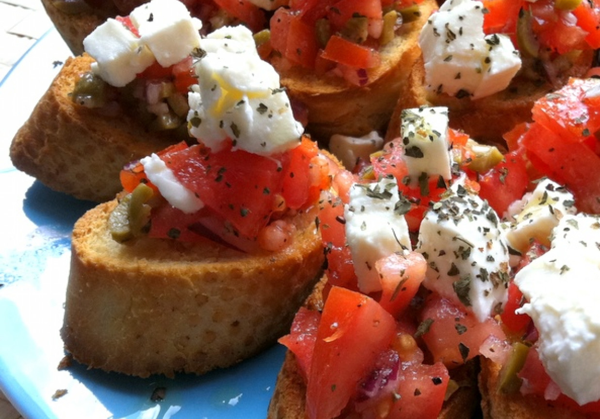 Grzaneczki z pomidorową salsą i mozarellą foto