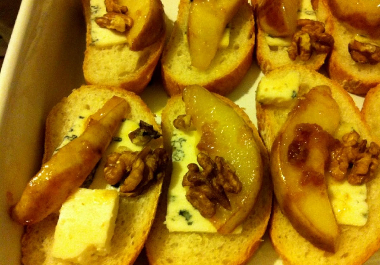 Grzaneczki z serem pleśniowym, gruszką i orzechami włoskimi foto
