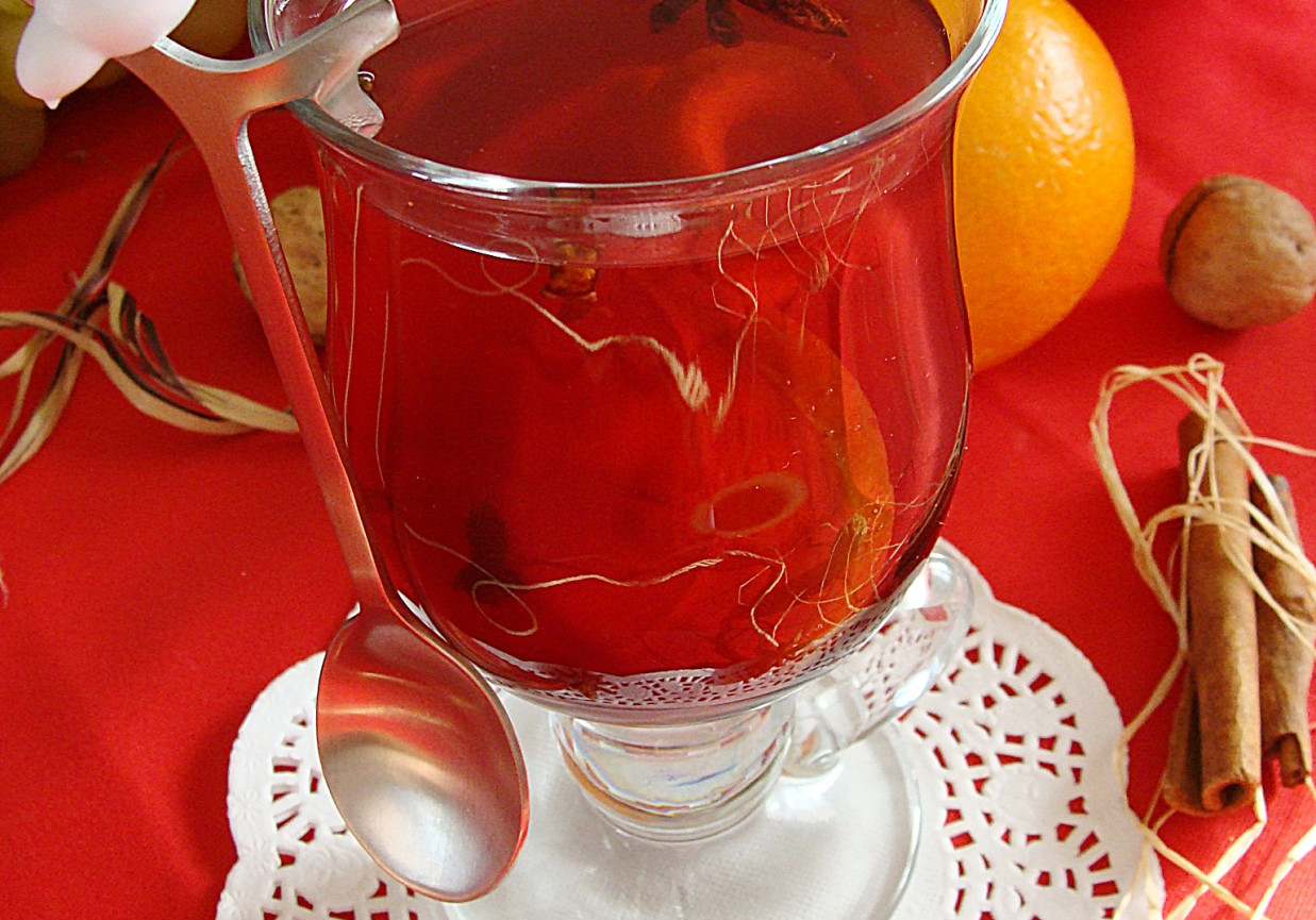 Grzaniec korzenny na imbirowej herbacie foto