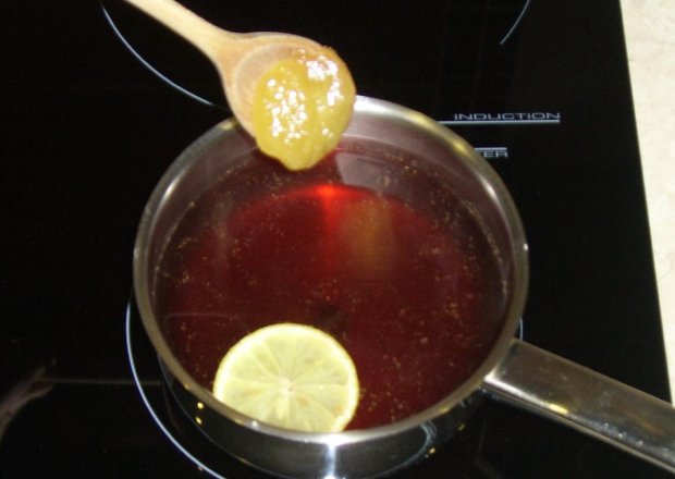 Fotografia przedstawiająca Grzaniec z wina słodkiego z miodem i cytryną