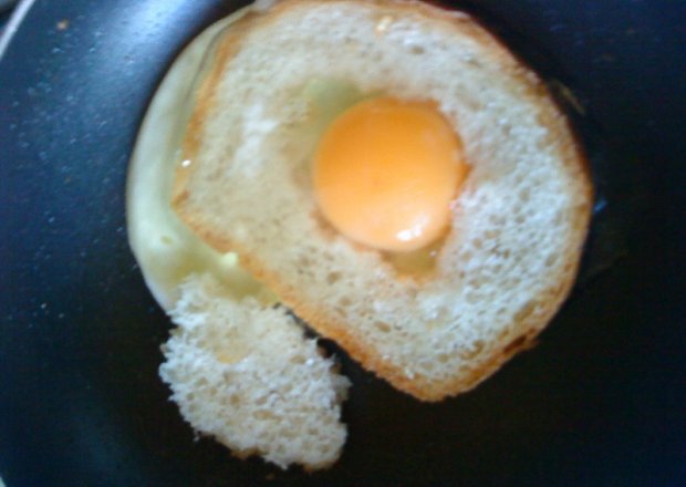 Fotografia przedstawiająca Grzanka z jajem dla dzieci