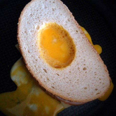 Krok 3 - Grzanka z jajkiem, serem i szynką foto